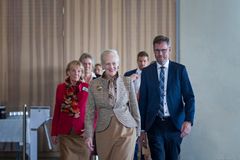 H.M. Dronningen i selskab med bl.a. direktør Mads Kähler Holst ved et tidligere besøg på Moesgaard. 11. november åbner Hendes Majestæt en ny særudstilling på museet. Pressefoto Moesgaard Museum