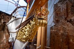 Foto: Stævnen af Kongeskibet er genskabt 1:1 i udstillingen. Maria Tuxen.