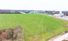 Dansk Retursystem har købt en grund på Bundgårdvej i Fredericia tæt på motorvej og jernbane, hvor der skal bygges en moderne pant-fabrik.