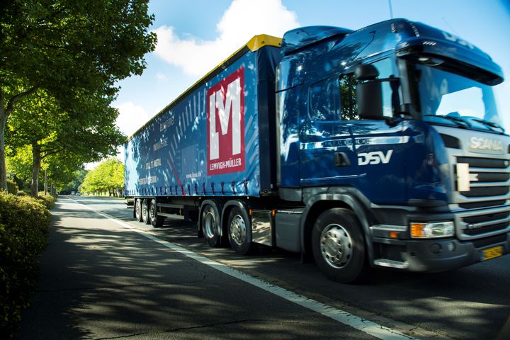Som den første danske grossist går Lemvigh-Müller over til HVO100-biodiesel, der sparer klimaet for op til 90 pct. CO2.  Konkret har Lemvigh-Müller indgået en aftale med DSV, der står for grossistens tekniske leverancer, om at hælde den klimavenlige biodiesel på lastbilerne fra 1. februar.