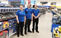 Blandt mange andre opgaver, skal de studerende på Flexuddannelsen sørge for, at der er fyldt op, og at varerne står snorlige på hylderne. Foto: PR.