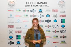 Det blev filmen “Mitt Riktiga Liv” produceret af svenske Andrea Rossvall, der løb med hovedprisen ved dette års Cold Hawaii Surf- & Film Festival, der sluttede lørdag aften i et udsolgt Kassehuset i Klitmøller. Foto : Jonas Holmriis.