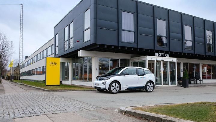 DriveNow elbil foran Zleep Hotel Copenhagen Airport.