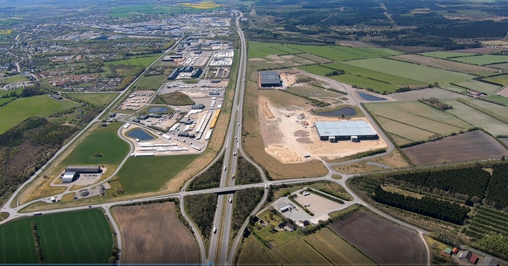 Erhvervsudviklingen er stor i Padborg Transportcenter, hvor der i dag findes 2000 arbejdspladser og hver eneste dag passerer 7000 lastbiler over grænsen.