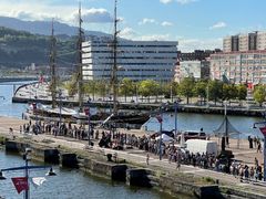 Georg Stage ved kaj i Bilbao. Vi holder åbent skib, når vi er i havn og der er tit kø ved indgangen. Foto: Bjarke Wahlqvist.