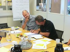 Kontrakten underskrives af direktør Henrik Ellermann, Faxe Forsyning (t.h.) og partner Torbjørn Mandal Pedersen fra landinspektørfirmaet LE34. Foto: PR.