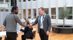 Onsdag den 29. september var der igen grundlovsceremoni på Esbjerg rådhus. Her skrev 24 nye statsborgere under på, at de vil overholde den danske grundlov. Foto: Esbjerg Kommune.