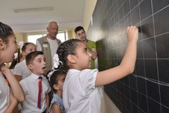 Armensk pige udfolder sine grafiske evner på tavlen, mens generalsekretær Kim Hartzner ser til. Foto: Mission Øst.