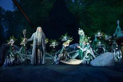 Kasper Leisner som Gandalf og Lucia Vinde Dirchsen som Elrond. Foto: Miklos Szabo