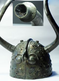 Viksø hjelm B13552 med et udklip af hornets ende. Her er der organisk materiale, som blev brugt til C-14 datering (Foto: Heide W. Nørgaard)