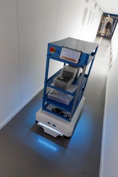 Transportrobotten MiR kører selvstændigt uden om diverse forhindringer ved hjælp af det integrerede scannersystem og 3D-kamera. Foto: PR.