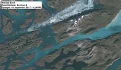 Satellitbillede af Narsaq Sund i Sydgrønland taget i synligt lys af Sentinel-2 satellitten den 19. september 2017.
Bredefjord og Nordre Sermilik er fyldt med bræis og man ser spredte Isfjelde i Narsaq Sund.