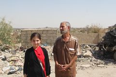 Shamil og hans datter Rufaa er lettede over, at Islamisk Stat ikke længere regerer over deres nabolag. Det betyder blandt andet, at Rufaa kan genoptage sin skolegang. Foto: Michael Schmidt, Mission Øst