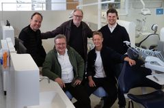 Fra venstre bagerst: Peter Riis Hansen, Claus Henrik Nielsen, Christian Damgaard
Fra venstre forrest: Claus Millington og Dennis Hindsberg. Foto: Weiles fotografi