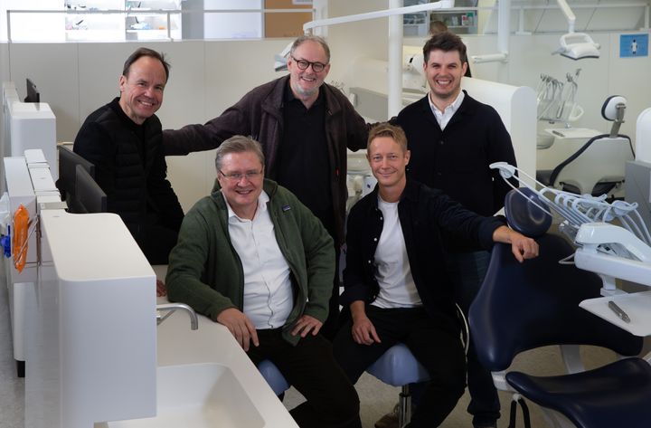 Fra venstre bagerst: Peter Riis Hansen, Claus Henrik Nielsen, Christian Damgaard
Fra venstre forrest: Claus Millington og Dennis Hindsberg. Foto: Weiles fotografi
