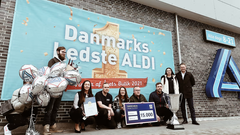 PR-foto, ALDI: Distriktschef (Senada Darkulic), det stolte medarbejder-team fra ALDI Nakskov og salgschef (Patrick Balle) foran det flotte banner, der får lov at hænge på butikken i Nakskov hele året.