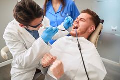 Unge singlemænd sætter sig sjældnere i tandlægestolen end den resterende del af befolkningen. Det kan ifølge ekspert have fatale konsekvenser for deres tænder. Foto: PR.