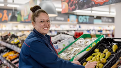 Foto: Butikschef i Aldi i Kalundborg, Pernille Elleby Hinding, er sikker på, at kunderne kommer hjem med mere efter et besøg i den nye, flotte butik.