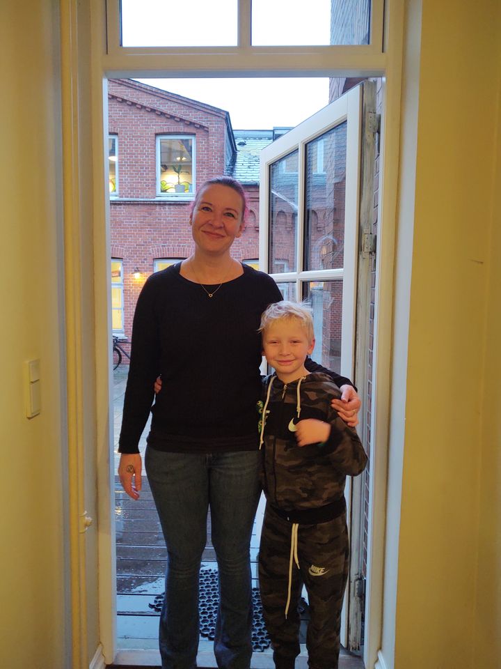 Tina Hofby fra Odense har søgt om julehjælp hos Blå Kors Danmark for at kunne give sin søn en god jul. Foto: Privatfoto.