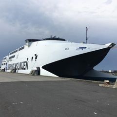 Hurtigfærgen Max holder til på Øernes Kaj i Rønne Havn. Landstrøm vil reducere færgens miljøpåvirkning under ophold i havnen.