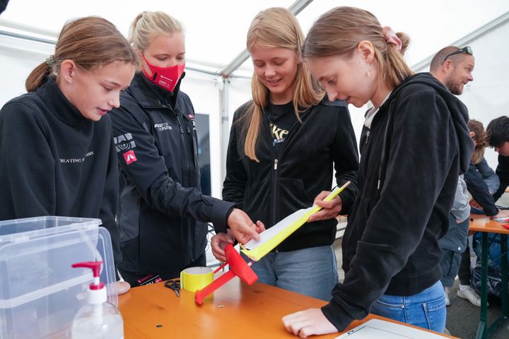 Den nykårede OL-guldvinder Anne-Marie Rindom besøgte en flok aarhusianske skolebørn, som var i færd med et undervisningsprogram på Aarhus Havn. Undervisningen var et led den internationale sejlsportsliga SailGP’s kapsejlads i Aarhus i den kommende weekend.
