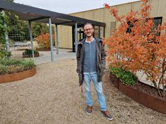 Makerkonsulent Martin Krogh ved VUC-bygningen i Teatergade.