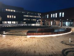 Belægningen på Solrød Plads har en aftenbelysning, der fremhæver klinkernes mønster og farver. Foto: Brolæggerlauget