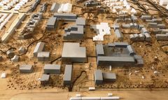 Lokalplanen for Nivå Bymidtes etape 1 er emnet for det første digitale borgermøde den 24. juni. Her ses model af den nye bymidte. Nederst jernbanen, øverst NKK Hallen.
