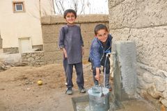 Mohammad Shifas børn er nu raske takket være rent drikkevand direkte fra hanen. Foto: Mission Øst.