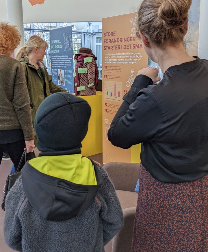 Erfaringerne fra de første klimafamilier blev samlet i en udstilling, der blandt andet har være udstillet på Furesø Rådhus og i Furesø Bibliotek og Borgerservice. Foto: Marie Malling
