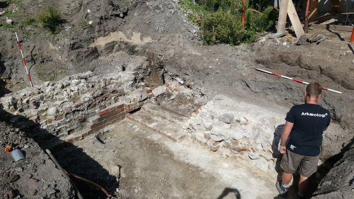 "Roskildes dyreste hul i jorden", her med arkæolog Alexander B. E. Banck, viste sig at rumme et fund af stor historisk betydning. Nu er "hullet" omdrejningspunktet i et foredrag af middelalderarkæolog Jesper Langkilde. Foto: ROMU