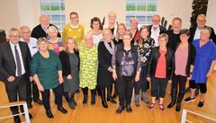 Ambassadørordningens succes blev fejret med champagne på rådhuset i Assens, da der var femårs-reception i oktober måned. Her ses byrådsmedlemmer, frivillige, udviklingskonsulenten og borgmesteren.