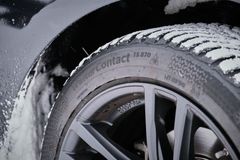 Hvis vinterdækkene har ligget på lager siden foråret, hvor frøken Tø afløste Snemand Frost, bør man få en fagmand til at gennemgå dækkene omhyggeligt inden montering, lyder anbefalingen fra adm. direktør Georg Nielsen fra Continental Dæk Danmark A/S.