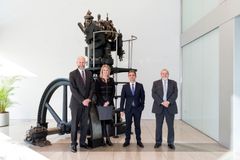 Poul Knudsgaard, Site Manager MAN Diesel & Turbo Frederikshavn - Birgit S. Hansen, Borgmester, Frederikshavn Kommune - Dr. Uwe Lauber, CEO MAN Diesel & Turbo –
Mikael Jentsch, kommunaldirektør, Frederikshavn Kommune