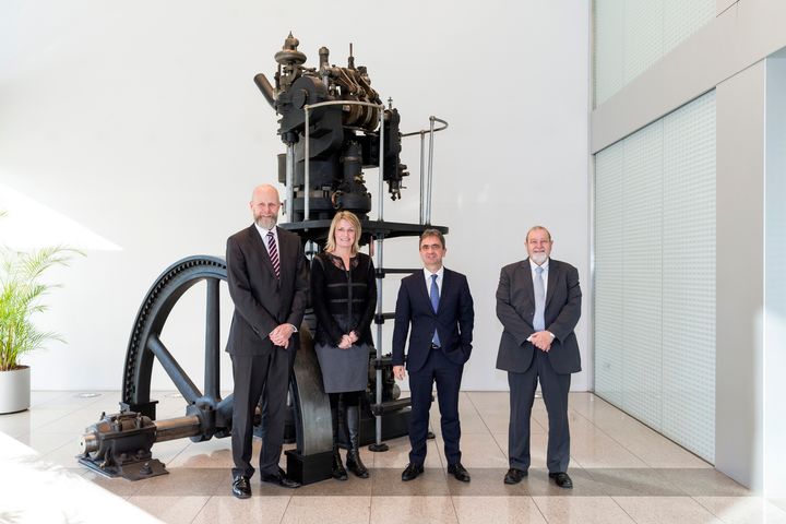 Poul Knudsgaard, Site Manager MAN Diesel & Turbo Frederikshavn - Birgit S. Hansen, Borgmester, Frederikshavn Kommune - Dr. Uwe Lauber, CEO MAN Diesel & Turbo –
Mikael Jentsch, kommunaldirektør, Frederikshavn Kommune