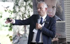 Mission Østs generalsekretær Kim Hartzner tager årsmødedeltagerne med på en virtuel rejse til verdens brændpunkter, hvor Mission Østs dedikerede medarbejdere yder akut nødhjælp og langsigtet udviklingshjælp.