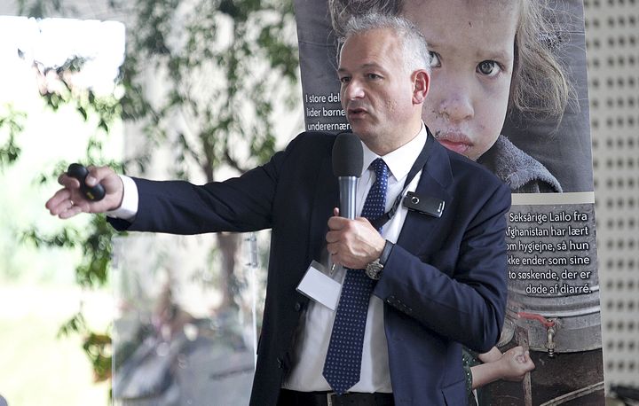 Mission Østs generalsekretær Kim Hartzner tager årsmødedeltagerne med på en virtuel rejse til verdens brændpunkter, hvor Mission Østs dedikerede medarbejdere yder akut nødhjælp og langsigtet udviklingshjælp.