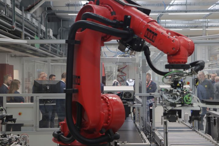 Tre nye robotceller hos Danfoss i Gråsten, udviklet sammen med automationshuset BILA, giver et fingerpeg om fremtidens fleksible matrix-produktion – og har udløst en finalistnominering til DIRA Automatiseringsprisen 2021.