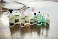 I dag findes der bionedbrydelig bilshampoo, så man kan vaske bilen derhjemme, uden miljøet lider overlast. Foto: PR.