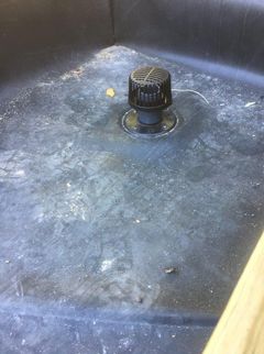 Slangerne, der pumper vandet til det filter, der renser det, skal ikke nødvendigvis føres over kanten på bassinet. Foto: Sydsjællands Havedamscenter.