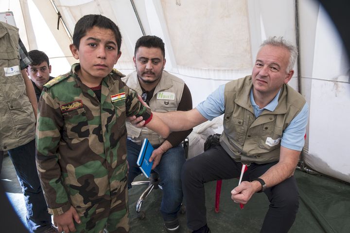 Læge Kim Hartzner sammen med drengen Ayman i Mission Østs børnetelt på Sinjarbjerget i Irak. Ayman fik sin arm sprængt af, da han samlede en granat op fra jorden.