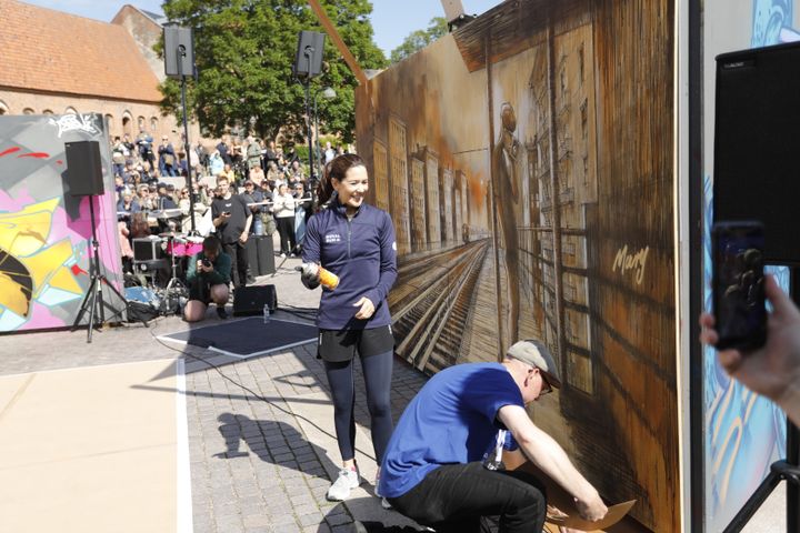 H.K.H. Kronprinsessen greb graffitidåsen og kastede sig ud som graffitikunstner, da hun besøgte Næstved til Royal Run 6. juni 2022.