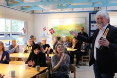 Der var bobler til alle, da Per Frost Henriksen onsdag morgen ønskede de ansatte på Endrupskolen stort tillykke med den flotte nye førsteplads.
