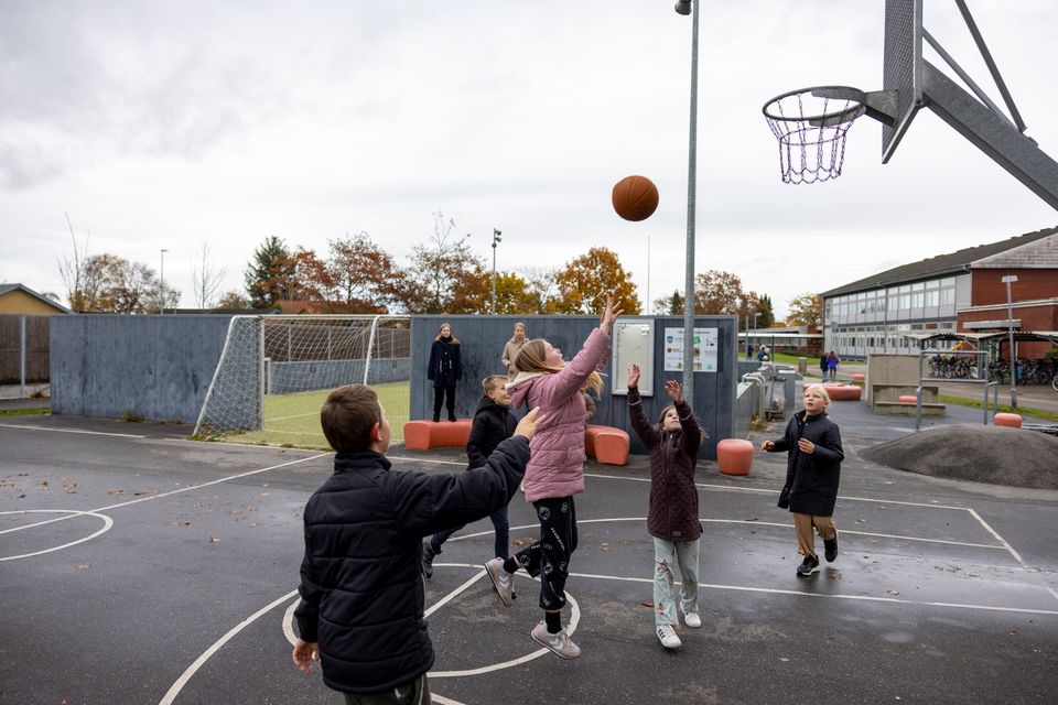 Skolebørn fra 4. klasse i Karup i leg i skolegården.