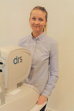 Farvede kontaktlinser kan skade synet, hvis de ikke håndteres korrekt, advarer Pernille Lindhardt Mikkelsen, der er optisk konsulent hos Louis Nielsen.