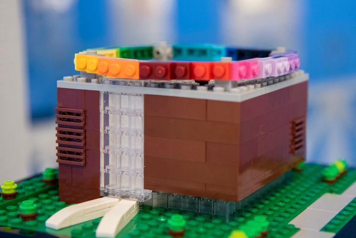 Modelbyggerne i LEGOLAND® har bygget en LEGO® model af AroS og ”Your Rainbow Panorama” til inspiration.