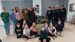 Elever fra Kobberbakkeskolen med dén stafet, der de kommende uger rejser gennem landet frem mod Børnenes Kampdag.