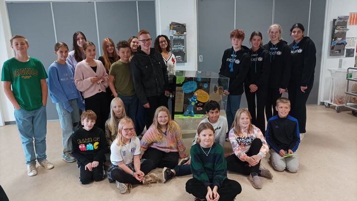 Elever fra Kobberbakkeskolen med dén stafet, der de kommende uger rejser gennem landet frem mod Børnenes Kampdag.