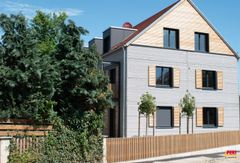 3D-print overtrumfer nu traditionelle byggemetoder, fordi printeren sparer mange ressourcer: Byggeriet går hurtigere, der kræves mindre mandskab og de får sundere arbejdsmiljø. Der kan bruges mere bæredygtige og lokale materialer, så transport og leveringstid også minimeres. Her ses en 3D-printet bolig i Tyskland opført i 2021. Projektet blev realiseret af COBODs partner PERI.