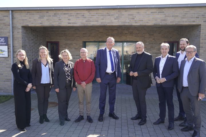 Den østrigske delegation sammen med borgmester i Aabenraa Kommune, Jan Riber Jakobsen, og Michael Christensen, formand for Social- og Seniorudvalget, Aabenraa Kommune.